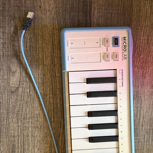 MicroLab Blue MIDI Controller - Picture 4 of 5